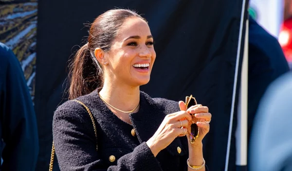 Πώς τιθασεύσει το φριζάρισμα στα μαλλιά η Meghan Markle;