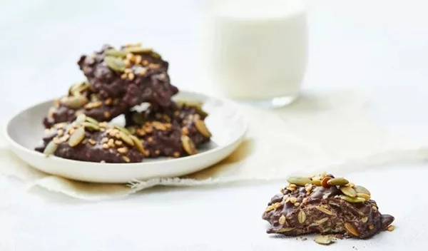 Πανεύκολα σοκολατάκια με γιαούρτι και ξηρούς καρπούς: Το πιο ελαφρύ γλυκό για το Πάσχα