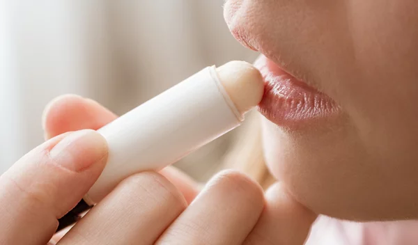 Το lip balm βοηθάει πραγματικά τα σκασμένα χείλη ή τα κάνει χειρότερα; Οι ειδικοί απαντούν