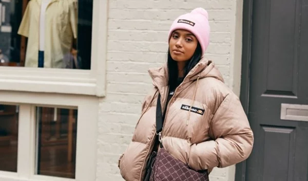 Το κολεγιακό στιλ των ‘90s επιστρέφει πιο ανανεωμένο από ποτέ στη νέα αυτή συλλογή