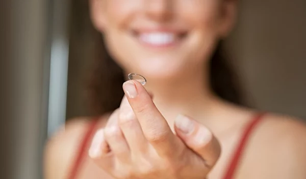 Μπορείς να κάνεις μπάνιο με φακούς επαφής;