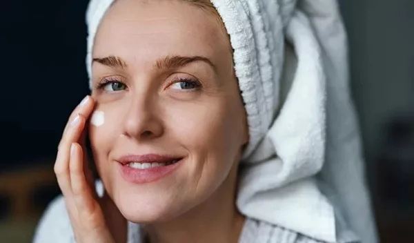 Αυτές είναι οι καλύτερες αντιγηραντικές κρέμες προσώπου που λατρεύουν οι γυναίκες άνω των 40