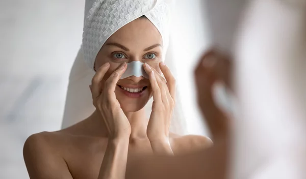 Πώς φεύγουν τα μαύρα στίγματα; Οι καλύτερες συμβουλές και τα πιο αποτελεσματικά προϊόντα