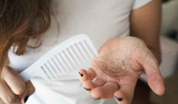 Παρατηρείς αραίωση στα μαλλιά σου; 6 τρόποι για να την αντιμετωπίσεις