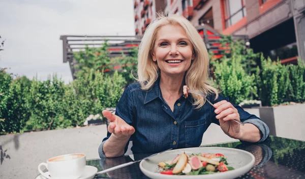 Μεγαλώνεις; 10 διατροφικές αλλαγές που χρειάζεσαι μετά τα 40