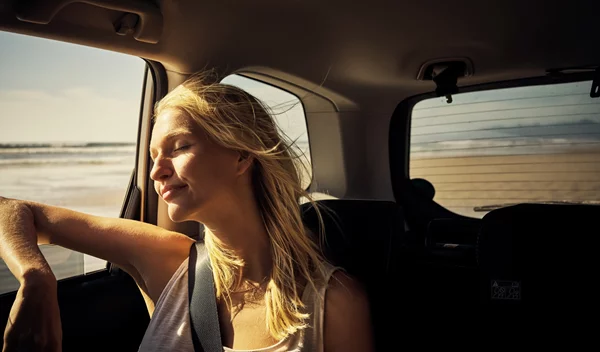 Μπορείς να καείς από τον ήλιο μέσα στο αμάξι ή το σπίτι; Πότε χρειάζεσαι αντηλιακό;