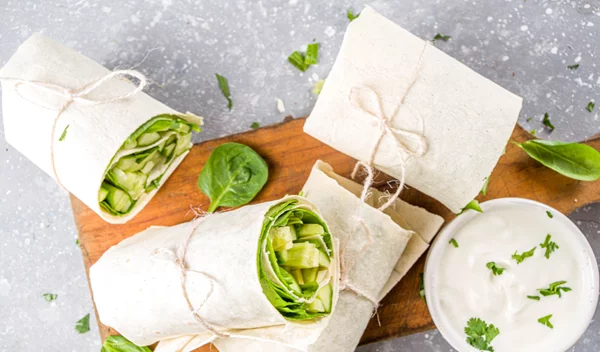 Σάντουιτς χωρίς ψωμί: Φτιάξε wraps με μαρούλι και κοτόπουλο