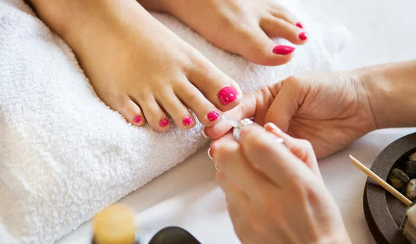 Spring Pedi: 6+1 ιδέες για τα πρώτα πεντικιούρ της άνοιξης