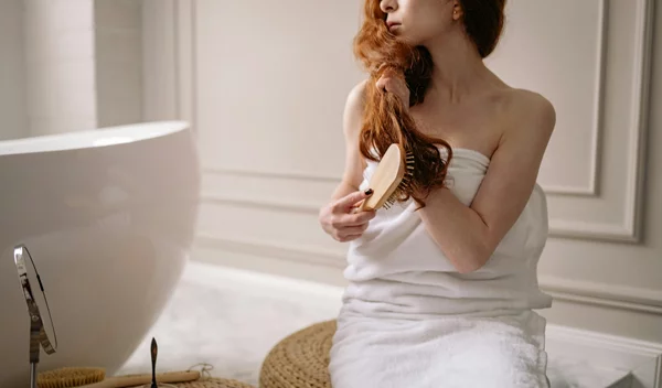 Πόσο συχνά πρέπει να καθαρίζεις τη βούρτσα των μαλλιών σου - Και γιατί;