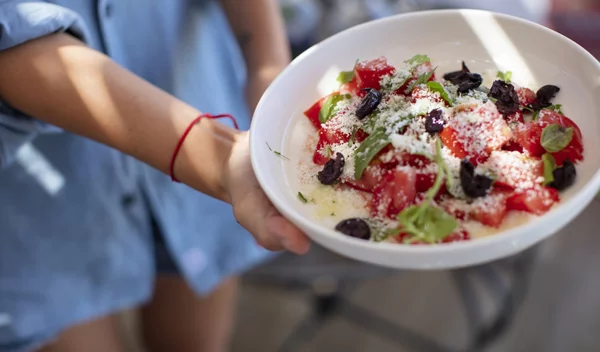 4 τροφές που προστατεύουν από τον καλοκαιρινό ήλιο