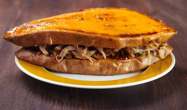 Δοκίμασε το πιο υγιεινό burger που αντί για ψωμί έχει γλυκοπατάτα!