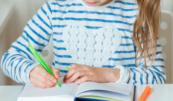 "Ο μπαμπακούλης μου": Η μικρή Ιωάννα γράφει μια συγκινητική έκθεση για τον πατέρα της που πέθανε από κορονοϊό