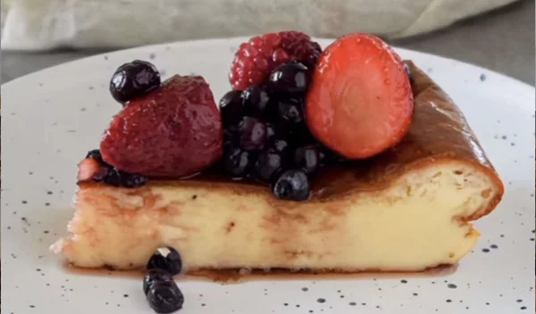 Ανοιξιάτικο κέικ γιαουρτιού με φράουλες - 5 μόνο υλικά