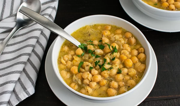 Βελουτέ σούπα με ρεβύθια και κους κους: Εύκολη, λεμονάτη και θρεπτική συνταγή