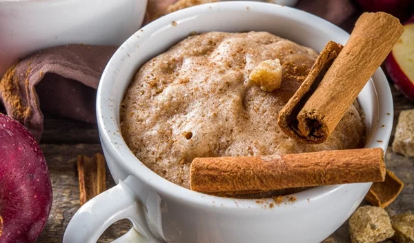 Η πιο εύκολη μηλόπιτα μέσα σε κούπα, έτοιμη σε μόλις 5 λεπτά