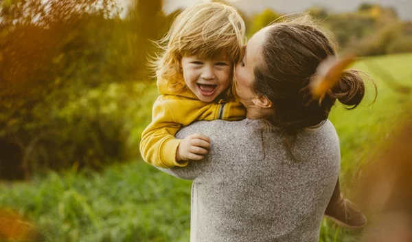 Πώς "διδάσκεται" η ευτυχία στα παιδιά – Ο ρόλος των γονέων