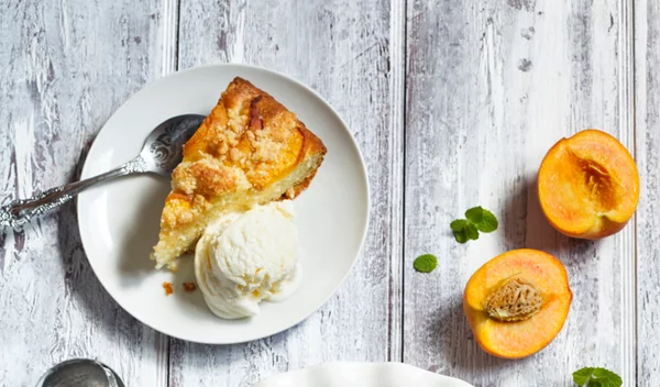 Φθινοπωρινό κέικ με ροδάκινα, σταφίδες και ανανά