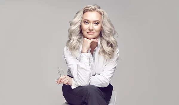 Κομψά χτενίσματα για γυναίκες άνω των 50: Οι επιλογές των celebrities