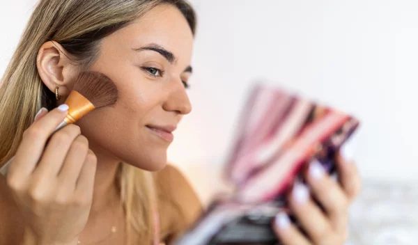 5 έξυπνα tips για να εφαρμόσεις σωστά makeup στην ξηρή επιδερμίδα σου