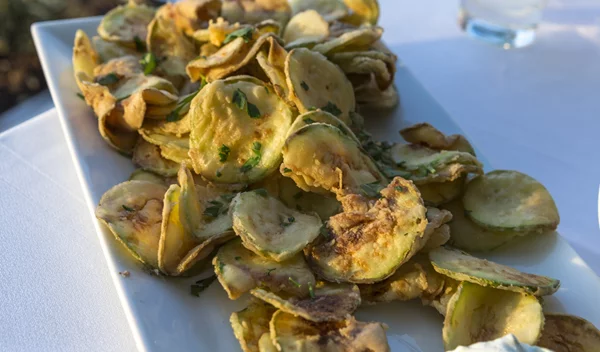 Σαν τηγανητά: Συνταγή για τα πιο τραγανά κολοκυθάκια στον φούρνο