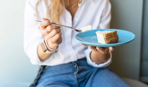 Παχαίνουν τελικά τα γλυκά; Η διατροφολόγος εξηγεί τι ισχύει στην απώλεια βάρους