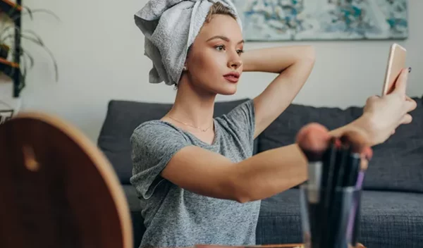 Selfie Makeup: 6 tips μακιγιάζ για να βγαίνεις πάντα άψογη στις φωτογραφίες