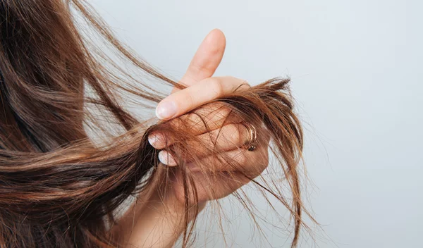 Ξεθώριασμα βαφής μαλλιών: 3 συμβουλές για σταθερό χρώμα στα μαλλιά