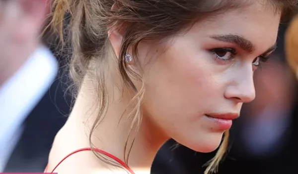 Ξέχνα (για λίγο) τα lip balms: Τα lip oils είναι η νέα τάση στην ενυδάτωση των χειλιών μας