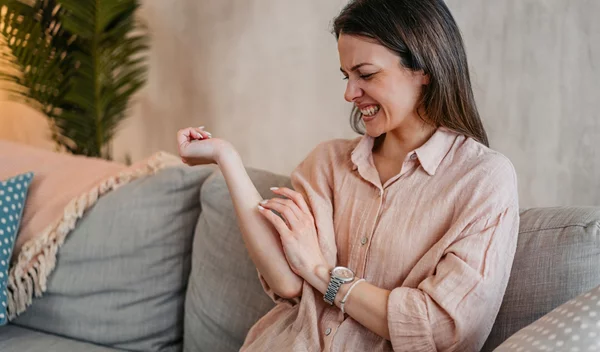 Φαγούρα χωρίς λόγο: Πώς το άγχος επηρεάζει το δέρμα σου - plus τι πρέπει να κάνεις