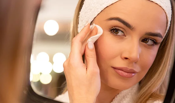 Αφαίρεσε την αδιάβροχη mascara χωρίς τρίψιμο: Το hack που κάνει τη διαφορά