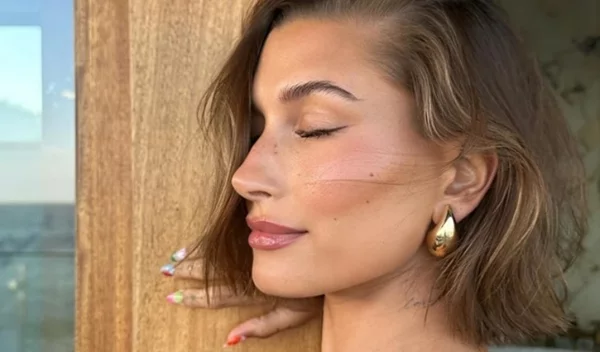 Ξέχασε τα nude μανικιούρ! Αυτή είναι η νέα μεγάλη τάση στα νύχια