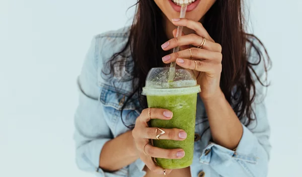 Aυτός ο χυμός αδυνατίσματος υπόσχεται να μας απαλλάξει από το λίπος μετά τις διακοπές