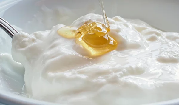 Σοβαρό λάθος: Γιατί δεν πρέπει να αφήνεις το χαρτόνι γύρω από τα γιαουρτάκια στο ψυγείο