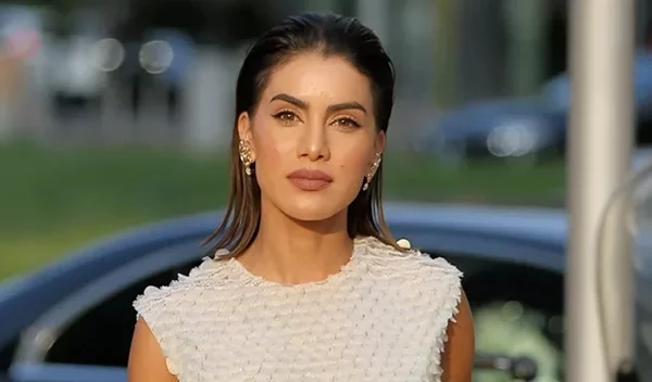 To αστραφτερό χρώμα σκιάς που αναδεικνύει τα καστανά μάτια όσο δεν φαντάζεσαι