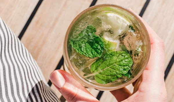 Οι τροφές και τα ροφήματα που ενυδατώνουν φυσικά