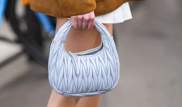 Το μη αναμενόμενο χρώμα μανικιούρ που κάνει θραύση στο street style φέτος την άνοιξη