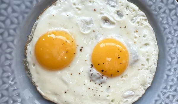 Ανατροπή στα δεδομένα: 2 αυγά την ημέρα ΔΕΝ αυξάνουν την κακή χοληστερόλη τελικά, λέει νέα μελέτη