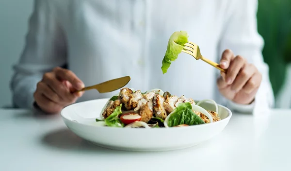 3 αλλαγές που πρέπει να κάνει στη διατροφή της κάθε γυναίκα μετά τα 50