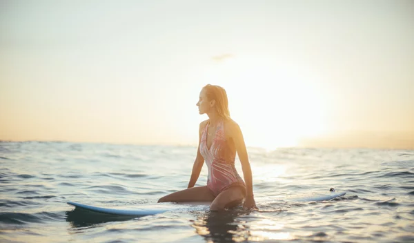 Δύο ασκήσεις για να αποκτήσεις δυνατό σώμα surfer (τις κάνεις παντού!)