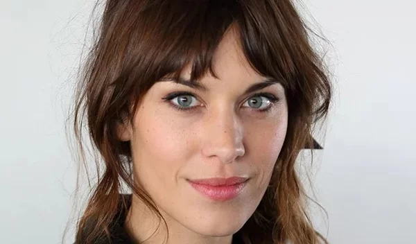 "Κόβει χρόνια": Το έξυπνο κούρεμα που κρύβει τις ρυτίδες