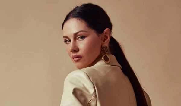 Καστανά μάτια: Ποιες αποχρώσεις μαλλιών τούς ταιριάζουν;