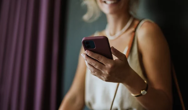 5 κόλπα για να μην αποσπάται η προσοχή σου από το κινητό στη δουλειά