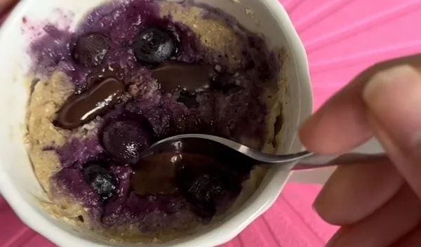 To πιο υγιεινό mug cake που θυμίζει το γλυκό black forest