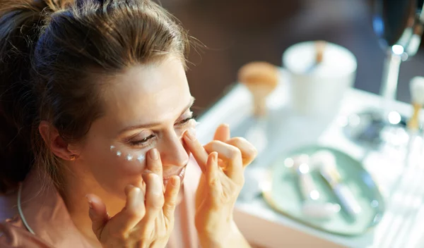 Οι πιο αποτελεσματικές κρέμες ματιών για άνω των 40