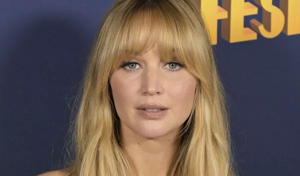Jennifer Lawrence: Τo αγαπημένo της, πολυτελές foundation έχει μορφή stick - και χαρίζει υπέροχη, λεία όψη στην επιδερμίδα