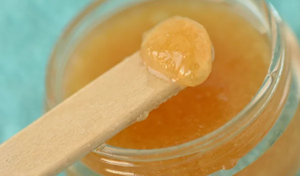 Manuka Honey: Είναι το μέλι στην επιδερμίδα μια αποτελεσματική θεραπεία για την ακμή και τα σημάδια της;