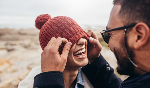 Cuffing | Πώς το κρύο επηρεάζει την ερωτική σου ζωή