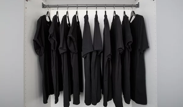 To απόλυτο hack για να διατηρήσεις "ζωντανά" τα μαύρα ρούχα σου