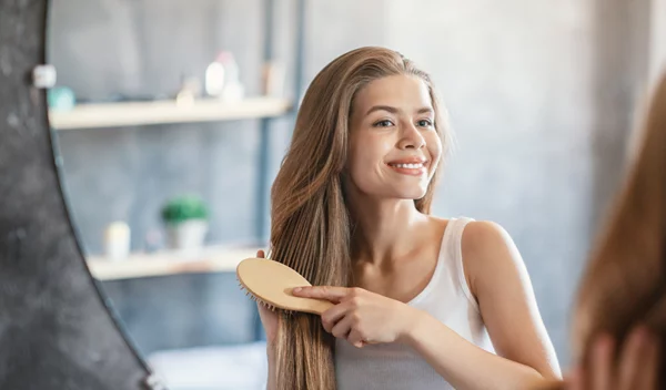 Το μικρό μυστικό για καθαρά, λαμπερά μαλλιά κάθε μέρα