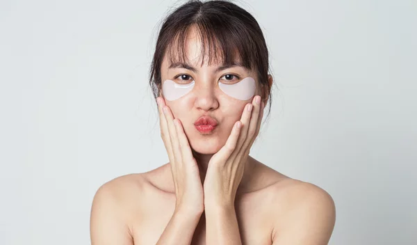 Η πανεύκολη DIY συνταγή για τους μαύρους κύκλους που θα σου χαρίσει το πιο ξεκούραστο βλέμμα